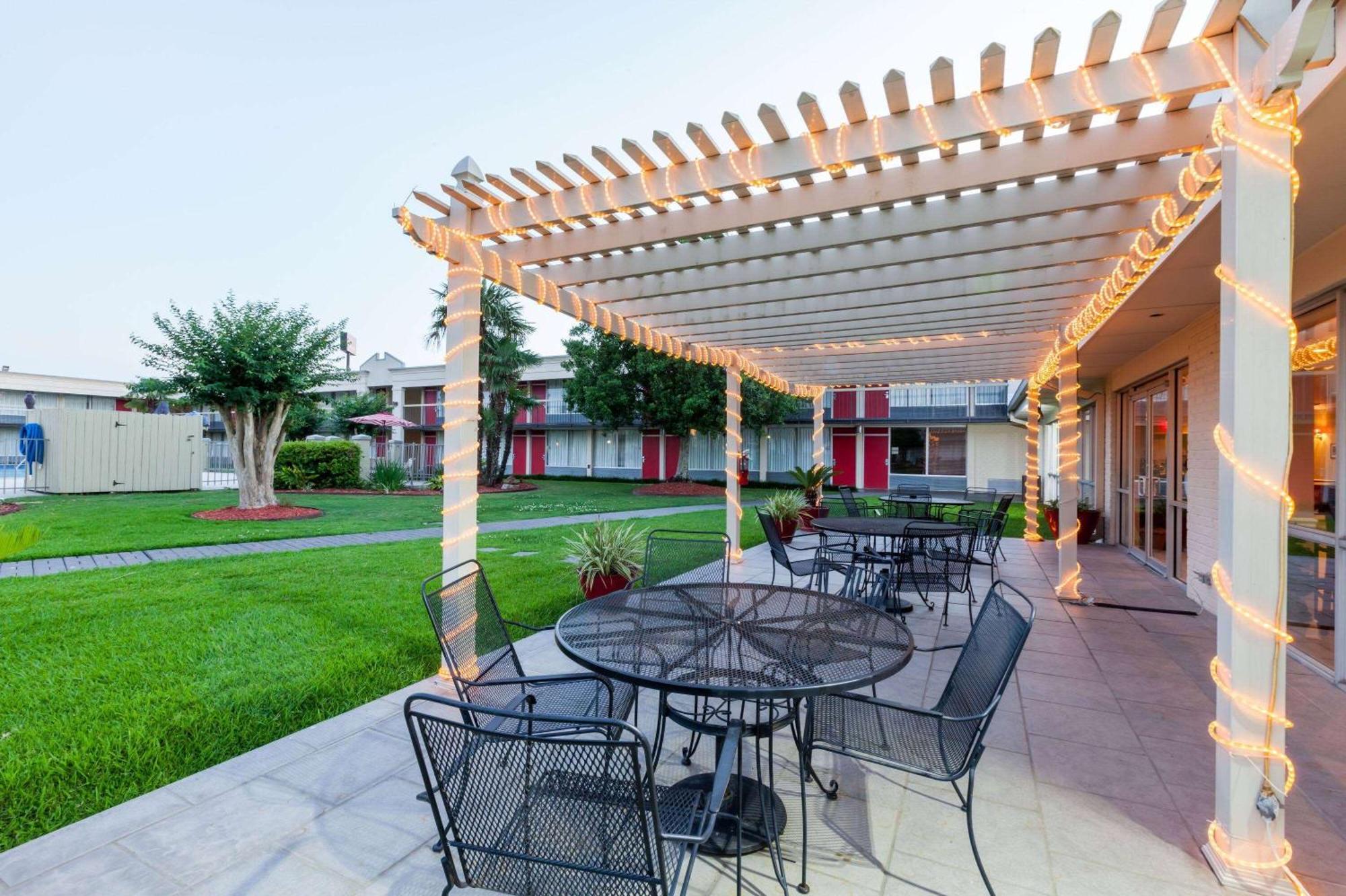 Ramada By Wyndham New Iberia Hotel Exterior foto